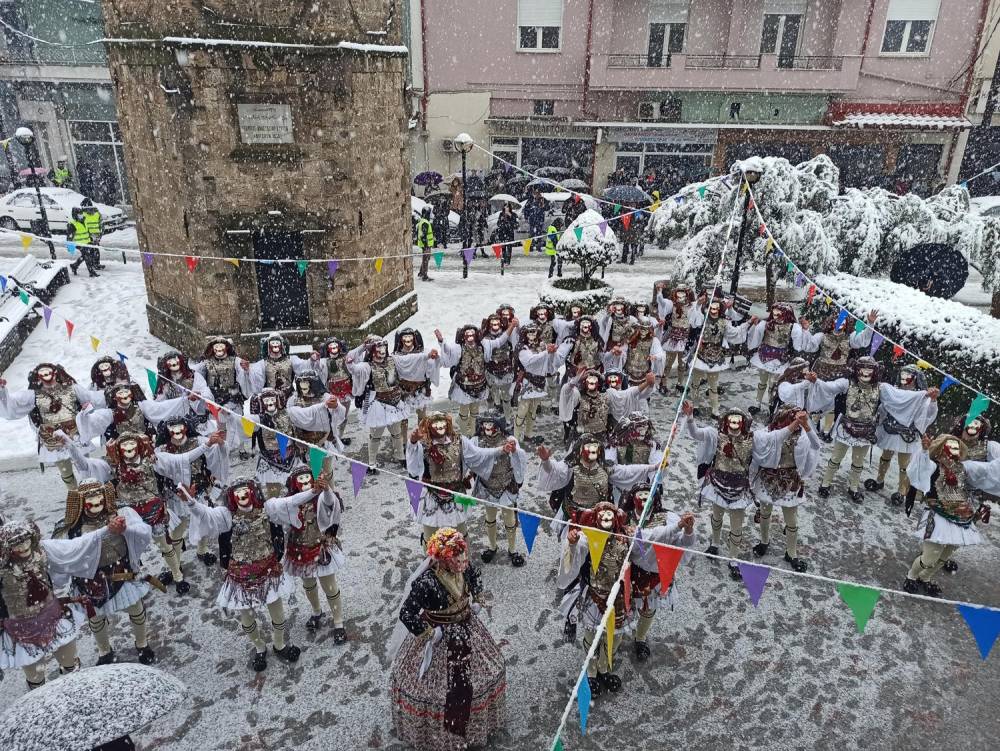 Με χιόνι και χωρίς κόσμο το δρώμενο «Γενίτσαροι και Μπούλες» στη Νάουσα (φωτογραφίες)
