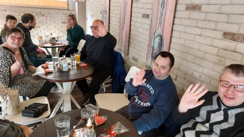 Στο ζαχαροπλαστείο “Τρίγωνο” γιόρτασαν τον Άγιο Βαλεντίνο τα παιδιά του ΚΕΜΑΕΔ