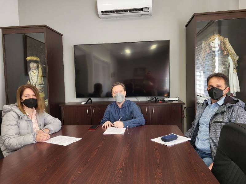 Υπεγράφη η σύμβαση για την ασφαλτόστρωση του εσωτερικού οδικού δικτύου στις Τοπικές Κοινότητες του Δήμου Νάουσας