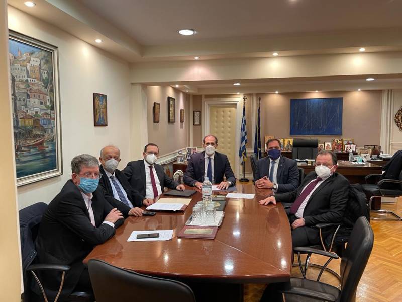 Συνάντηση με Βεσυρόπουλο είχε το Οικονομικό Επιμελητήριο για το όριο ακαθαρίστων εσόδων
