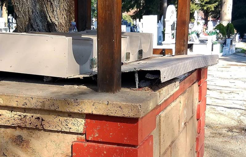 Διέρρηξαν το παγκάρι στα κοιμητήρια της Νάουσας