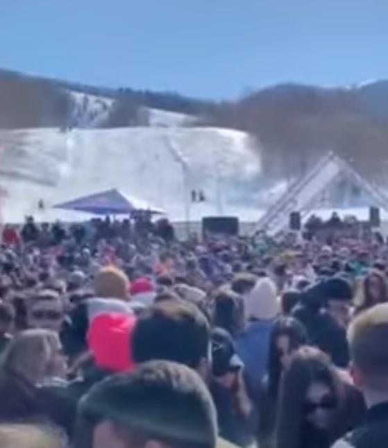 «Snow party» με πολύ κόσμο στα Πηγάδια και “καμπάνα” για μη τήρηση μέτρων