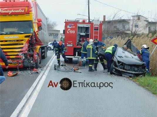 Σφοδρή σύγκρουση ΙΧ με νταλίκα – Νεκρός ο οδηγός του ΙΧ