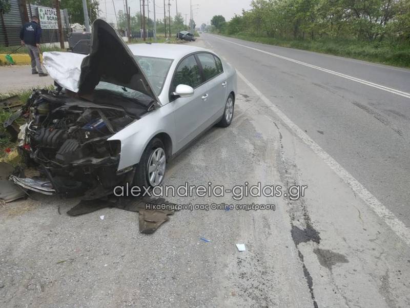 Τροχαίο με τραυματισμούς οδηγών έξω από την Αλεξάνδρεια