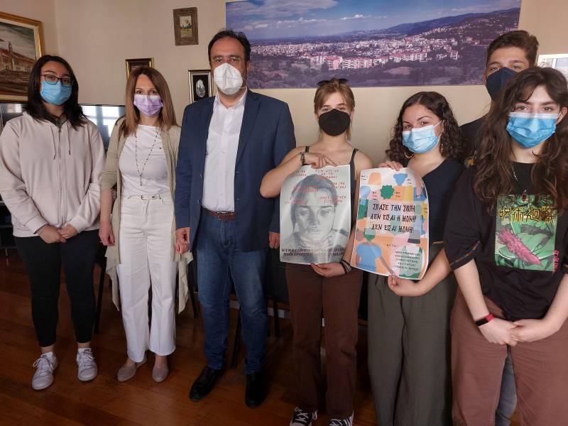 Μαθητές που φιλοτέχνησαν αφίσες κατά της έμφυλης βίας επισκέφθηκαν τον Δήμαρχο Βέροιας