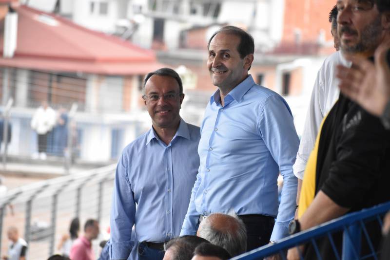 Μαζί στο γήπεδο Βεσυρόπουλος – Σταϊκούρας