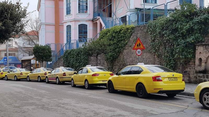 Από αύριο η προθεσμία τριών εβδομάδων για τα αυτοκόλλητα στα ΤΑΞΙ