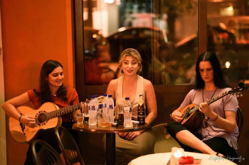 Μουσικό Περίπτερο: Την Πέμπτη στην Δημοτική Αγορά με το γυναικείο ρεμπέτικο μουσικό σχήμα “Σερσέ Λα Φαμ”