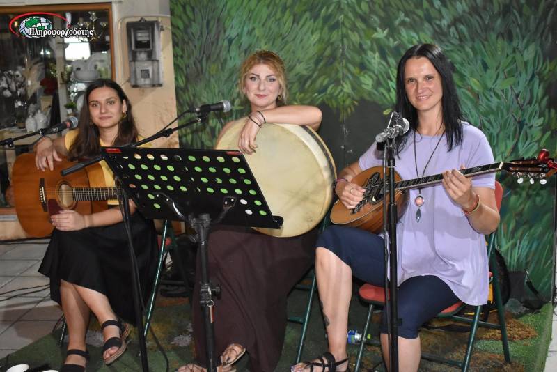 Με ρεμπέτικα και μικρασιάτικα τραγούδια κράτησαν συντροφιά τους Βεροιώτες οι “Σερσέ λα φαμ” (φωτογραφίες, βίντεο)