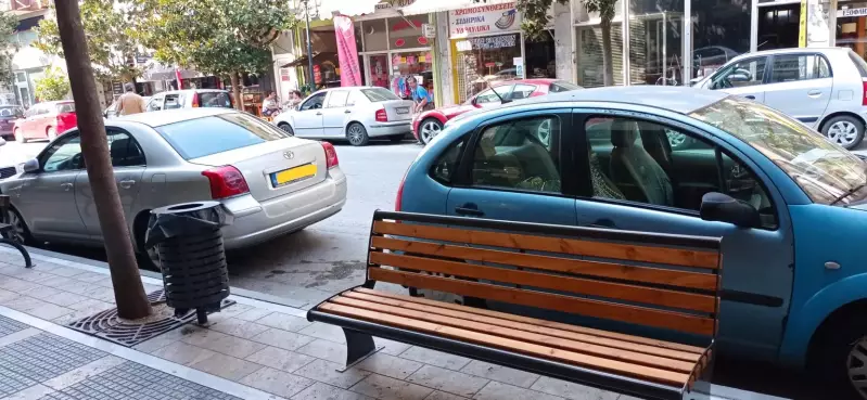 Αλεξάνδρεια: Τοποθετήθηκαν μεταλλικοί κάδοι απορριμμάτων και παγκάκια