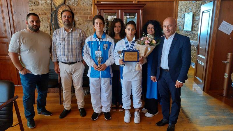 Η “χρυσή” αθλήτρια Ελένη Ταξίδου και ο διακριθείς αθλητής Δημήτρης Γιαννακός στον Δήμαρχο Βέροιας