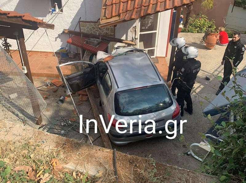 Βγήκε από τον δρόμο και προσγειώθηκε σε αυλή