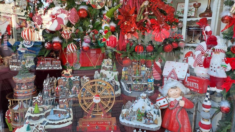 Φορούν…. τα γιορτινά τους οι βιτρίνες της Βέροιας