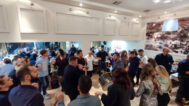 Πολύ κέφι στην Μουσική Βραδιά της Ευξείνου Λέσχης Νάουσας
