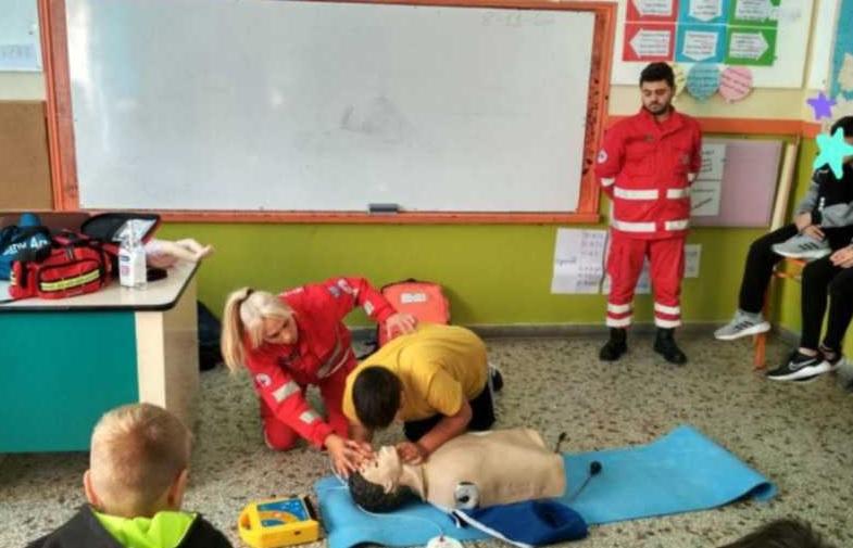 Μάθημα πρώτων βοηθειών από τον Ερυθρό Σταυρό Νάουσας στο σχολείο Στενημάχου