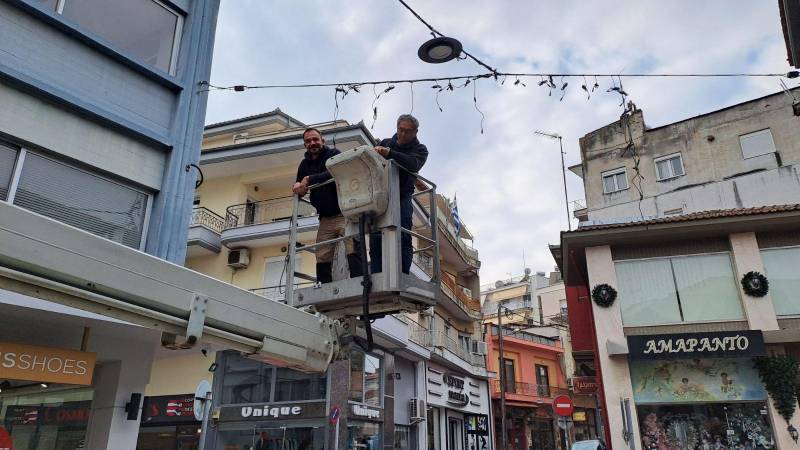 Ξεκίνησε ο χριστουγεννιάτικος στολισμός στην αγορά