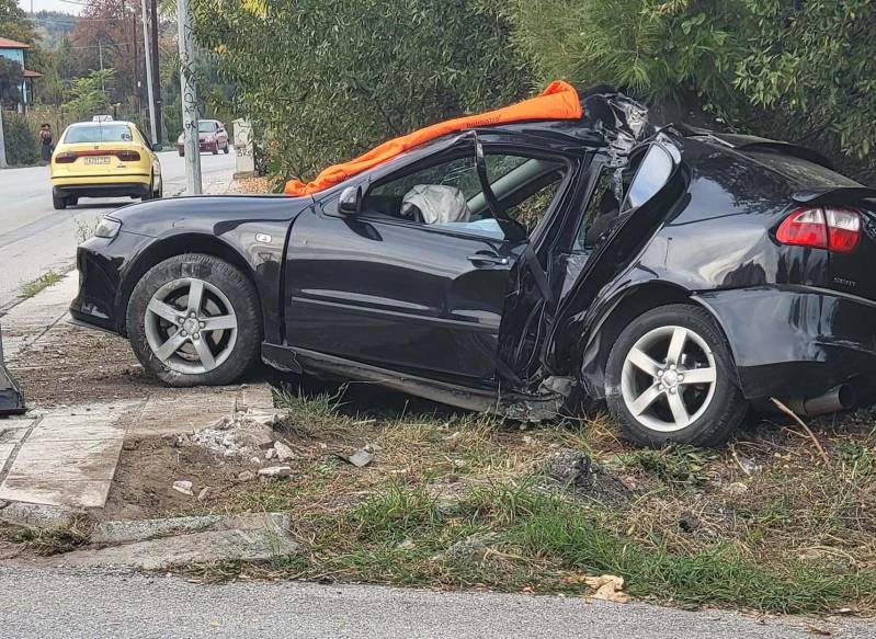 Βγήκε από τον δρόμο και καρφώθηκε σε κολόνα