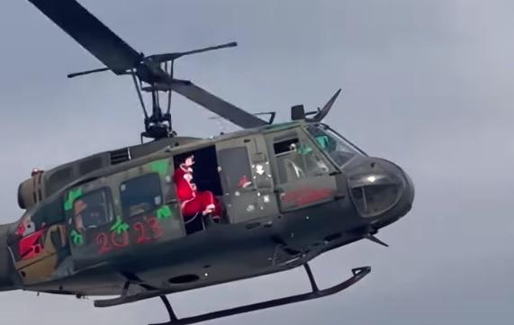 Ιπτάμενος Άγιος Βασίλης μοίρασε ζαχαρωτά σε παιδιά στην Αλεξάνδρεια