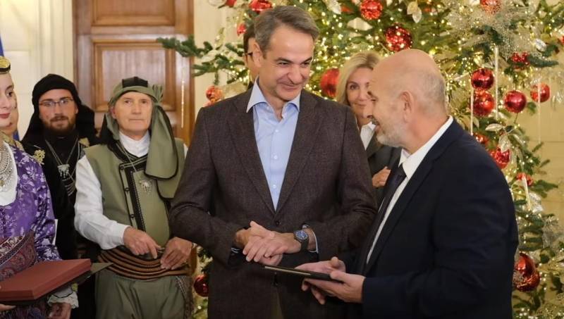 Ποντιακά κάλαντα στον Πρωθυπουργό από την Εύξεινο Λέσχη Νάουσας (βίντεο)