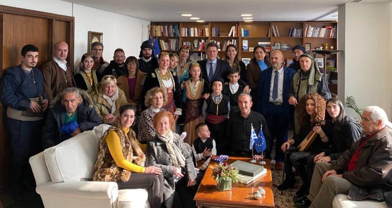 Ποντιακά Χριστουγεννιάτικα κάλαντα στον Αναπληρωτή Υπουργό Εξωτερικών Μιλτιάδη Βαρβιτσιώτη από την Εύξεινο Λέσχη Νάουσας