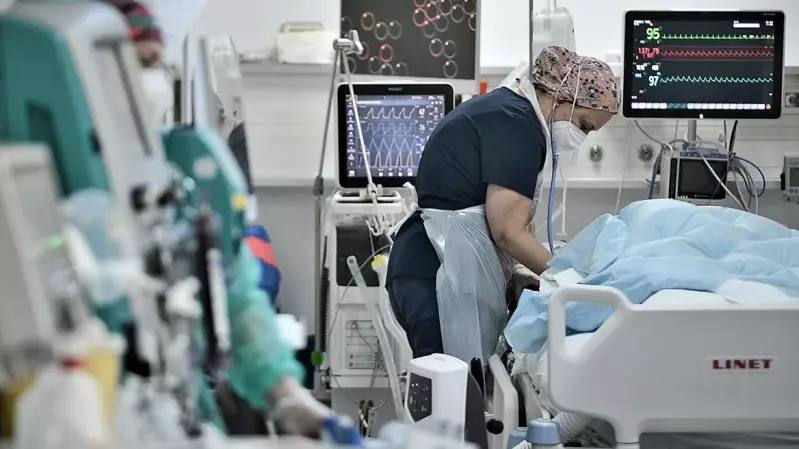 «Σαρώνει» παιδιά και ηλικιωμένους η γρίπη