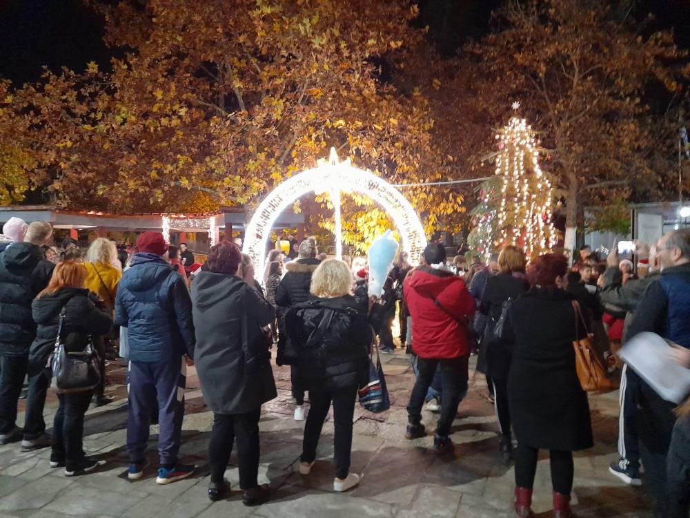 Το Χριστουγεννιάτικο Δέντρο άναψε στην Βεργίνα (φωτογραφίες)