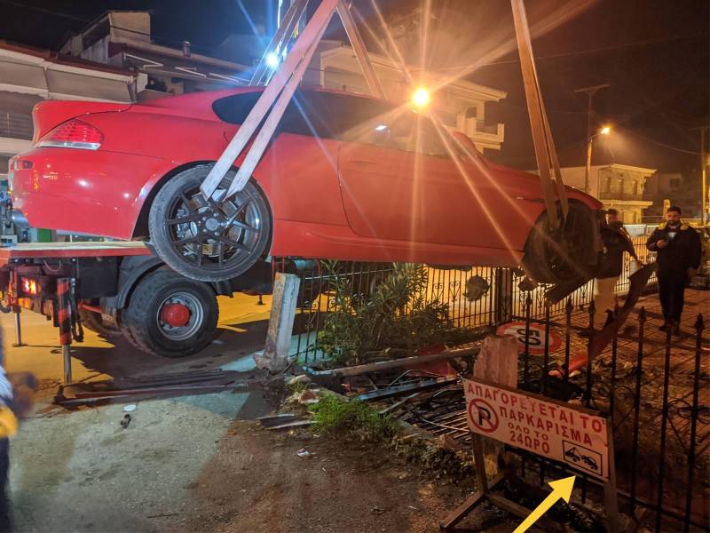 Βγήκε από τον δρόμο και μπήκε σε αυλή σπιτιού