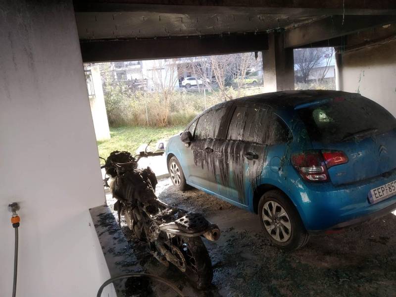 Έκαψαν το αυτοκίνητο του προέδρου ΚΑΠΑ Θανάση Δέλλα (φωτογραφίες)