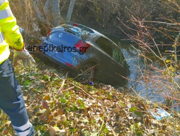 Οδηγός βγήκε από τον δρόμο και έπεσε σε κανάλι με νερό