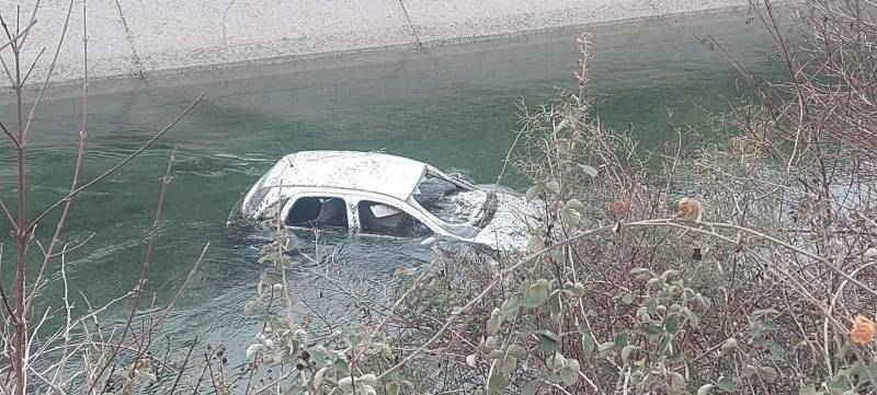 Αυτοκίνητο σε αρδευτικό ποτάμι έξω από την Μέση