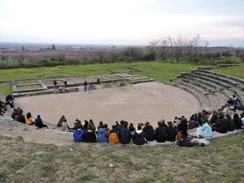 Μαθητική εκδήλωση αφιερωμένη στην ποίηση στο αρχαίο θέατρο της Μίεζας