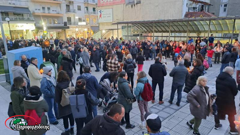 Σιδηροδρομικό Δυστύχημα Τεμπών: Βουβή οργή στην πλατεία Δημαρχείου Βέροιας (βίντεο και φωτογραφίες)