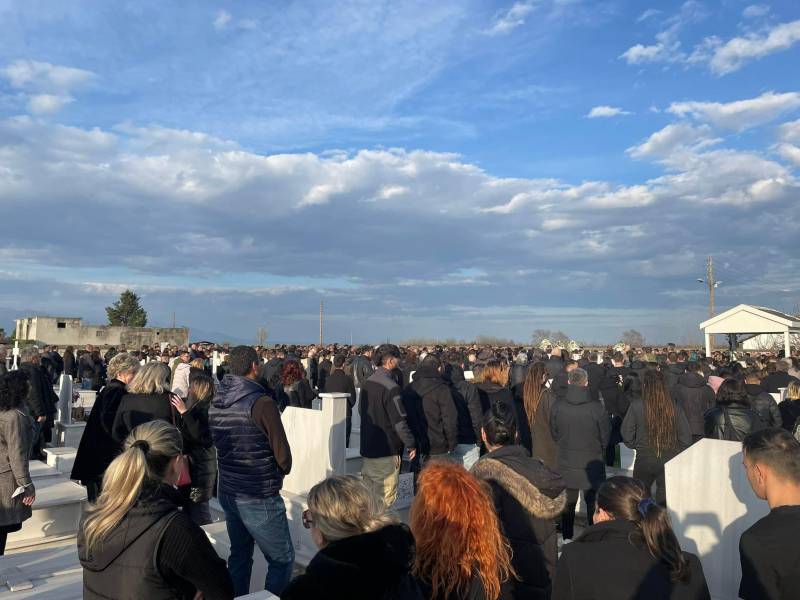 Σιδηροδρομικό δυστύχημα: Αποχαιρέτησαν τον Άγγελό τους στο Αγγελοχώρι