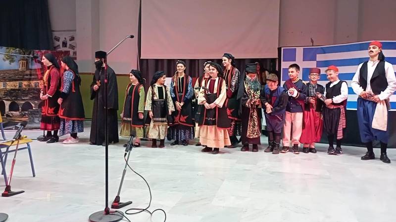 Γιορτή του κατηχητικού των Αγίων Κωνσταντίνου και Ελένης Βέροιας για την 25η Μαρτίου (φωτογραφίες, βίντεο)