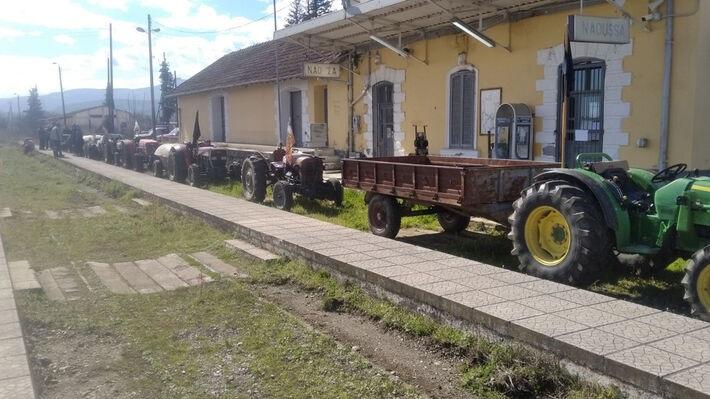 Μπλόκο με τρακτέρ στις ματωμένες ράγες των τρένων