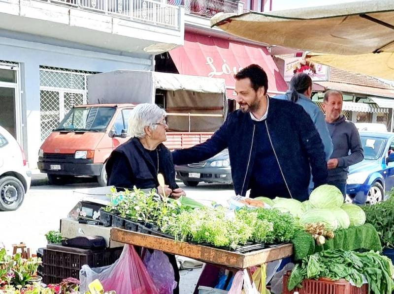 Στην λαϊκή αγορά της Αλεξάνδρειας ο βουλευτής Τάσος Μπαρτζώκας