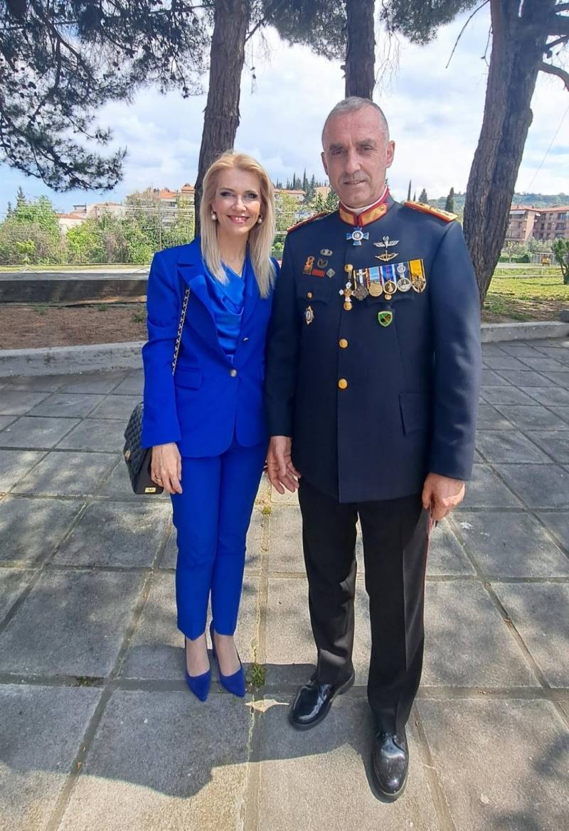 Η Λίνα Τουπεκτσή με τον Υποστράτηγο Σαράντη Τυλιγαδά στην 1η Μεραρχία Πεζικού τιμώντας τον Άγιο Γεώργιο