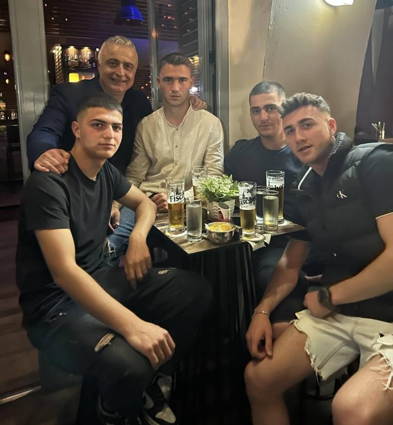 Ο Λάζαρος Τσαβδαρίδης με τους νέους της Αλεξάνδρειας
