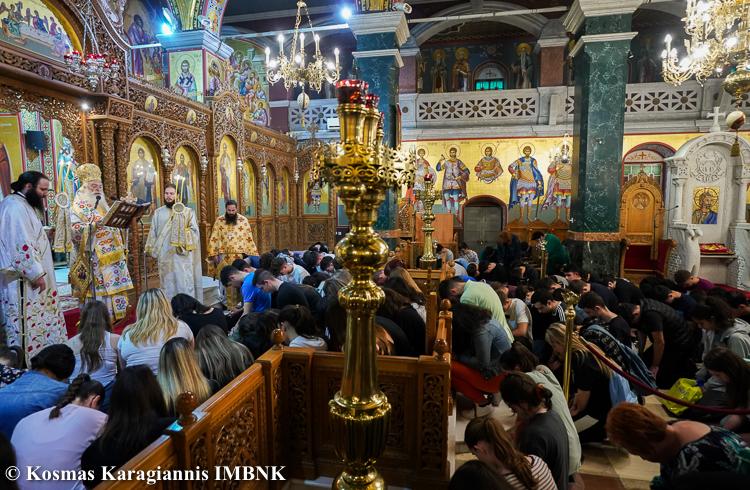 Πλήθος μαθητών στην Εσπερινή Αρχιερατική Θεία Λειτουργία για τις Πανελλαδικές εξετάσεις
