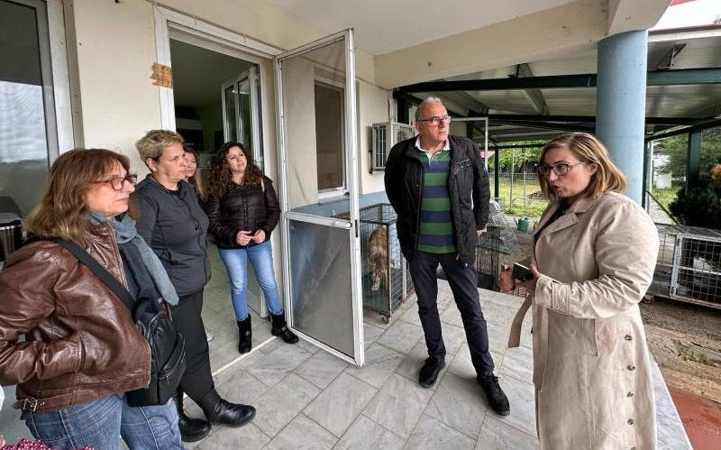 Το κυνοκομείο Βέροιας επισκέφθηκε η υποψήφια βουλευτής Στέλλα Αραμπατζή