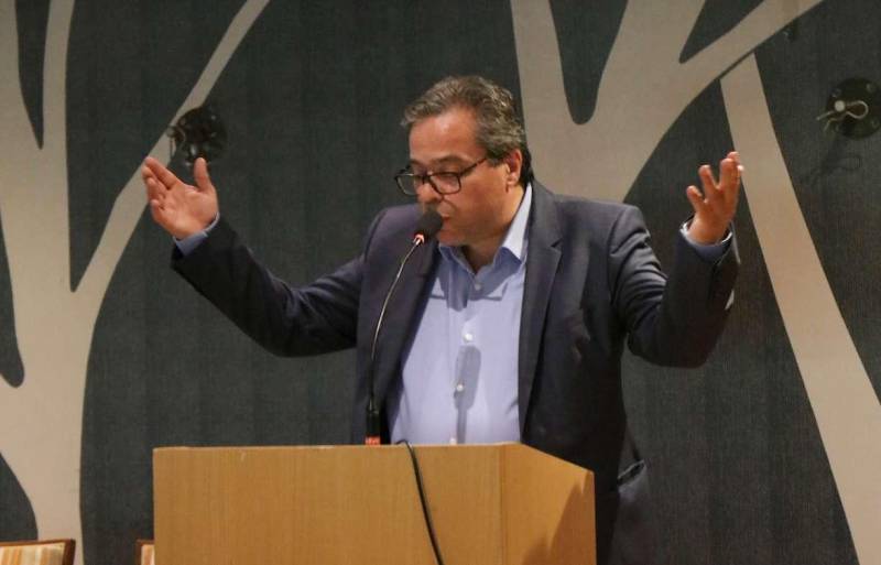 Αντώνης Μαρκούλης: Κατάμεστη η αίθουσα της «Ελιάς» στη συγκέντρωση γυναικών