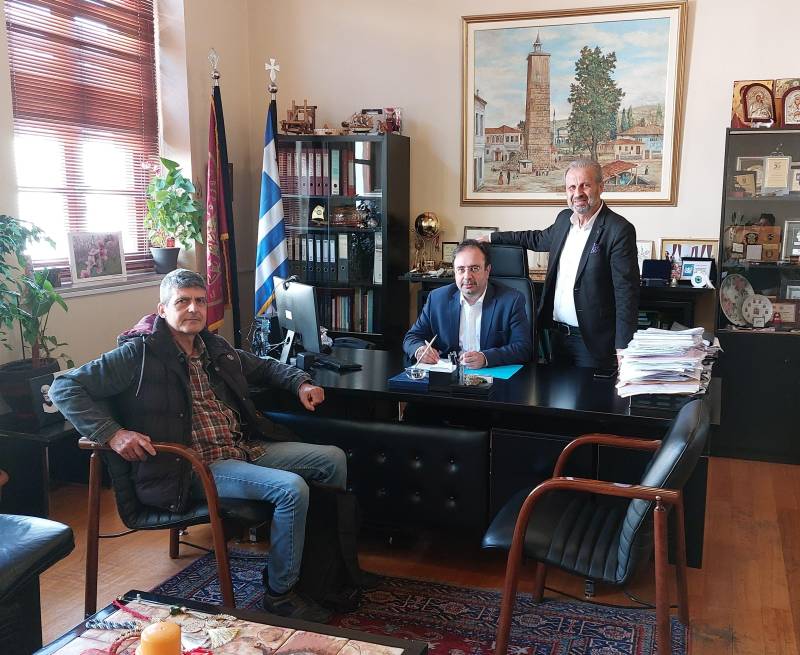 Σύμβαση για εγκατάσταση ηλεκτροφωτισμού στο γήπεδο Τριποτάμου υπέγραψε ο Δήμος Βέροιας