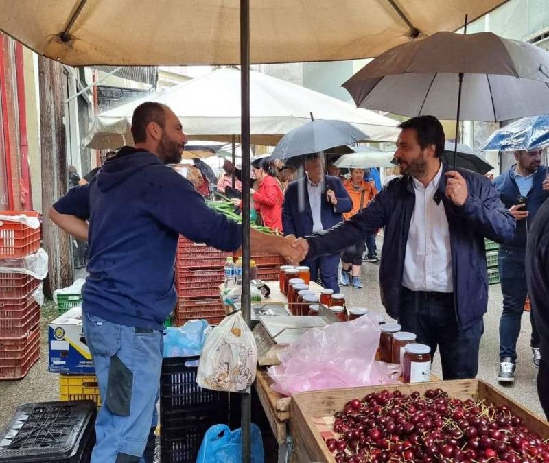 Στη λαϊκή της Νάουσας ο Τάσος Μπαρτζώκας
