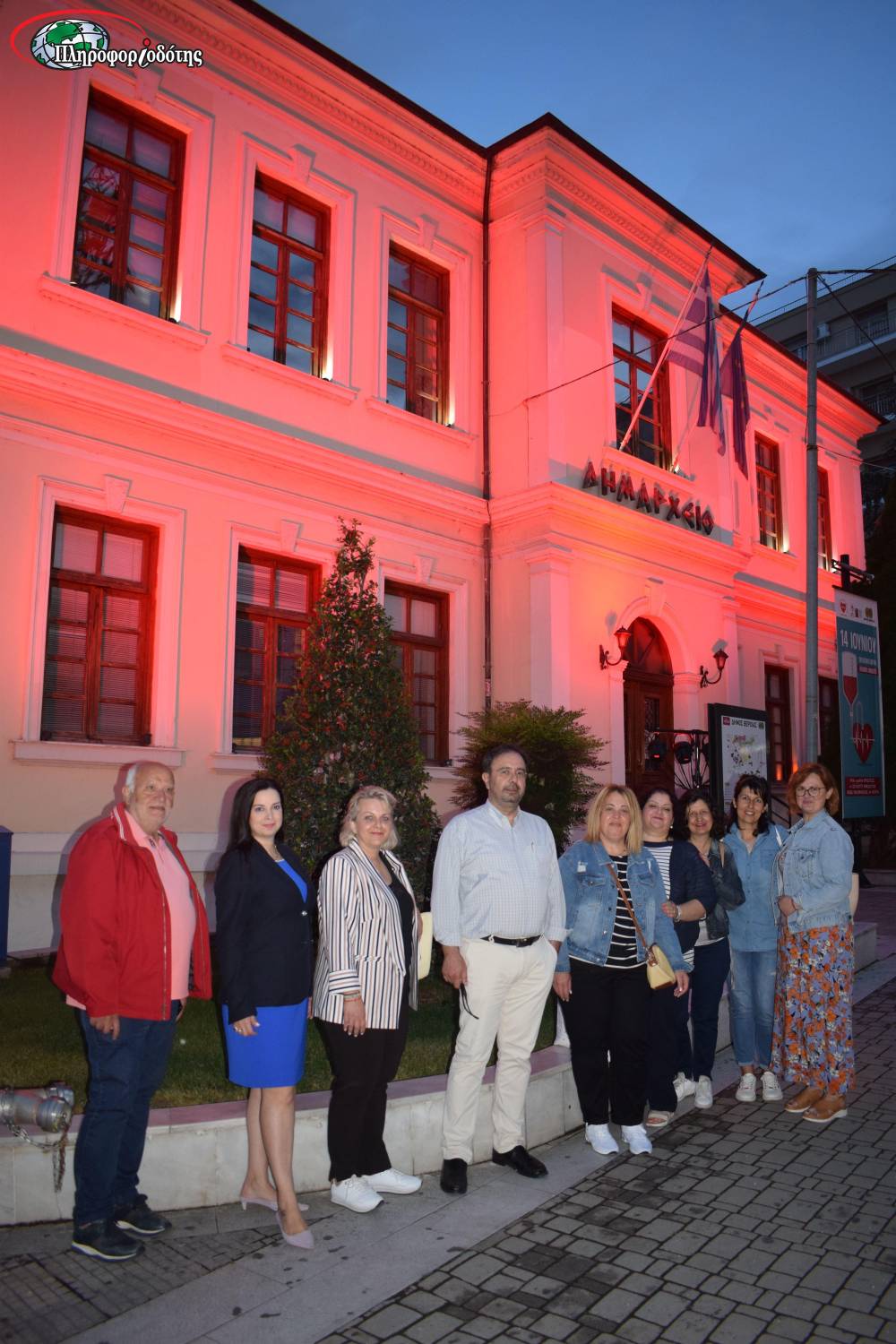 Στα κόκκινα φωταγωγήθηκε το Δημαρχείο Βέροιας για τον εθελοντή αιμοδότη