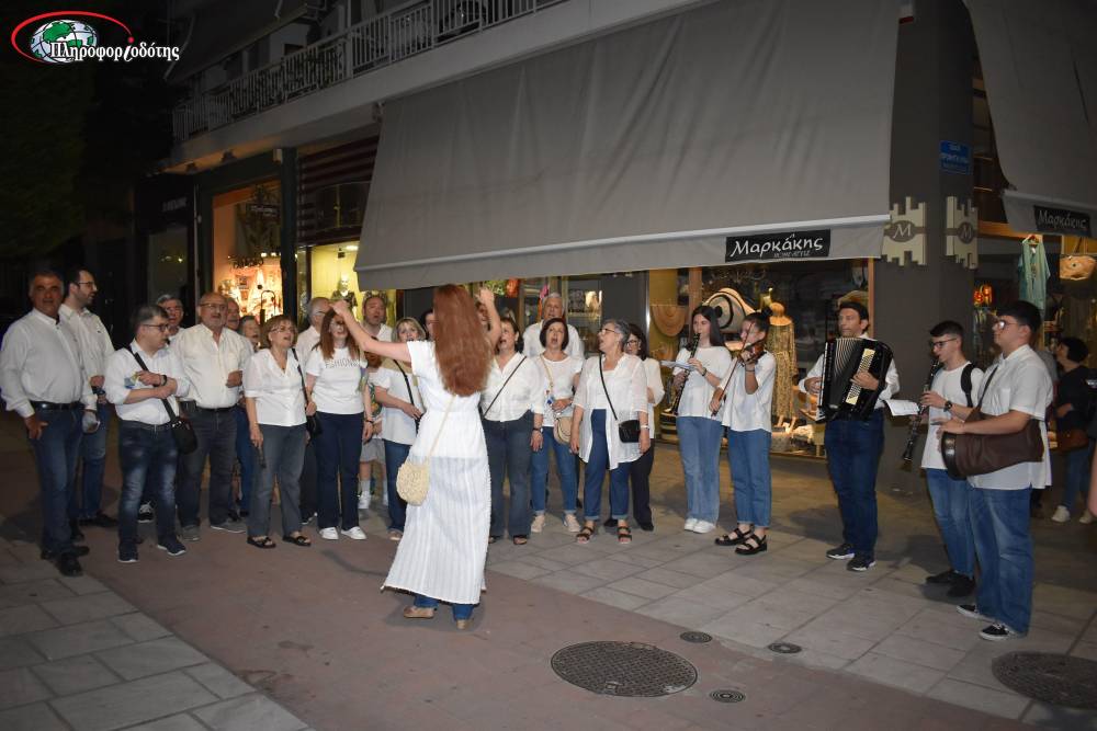 Εύηχη πόλη: Με όμορφες καντάδες γέμισαν οι δρόμοι της πόλης (βίντεο, φωτογραφίες)