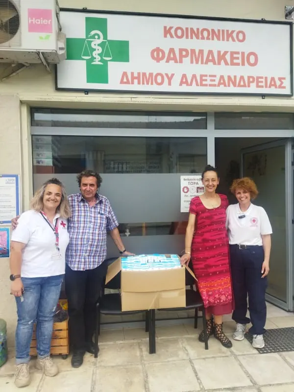Δωρεά αντισηπτικών από τον Ερυθρό Σταυρό στην Αλεξάνδρεια στο Κοινωνικό Φαρμακείο του Δήμου