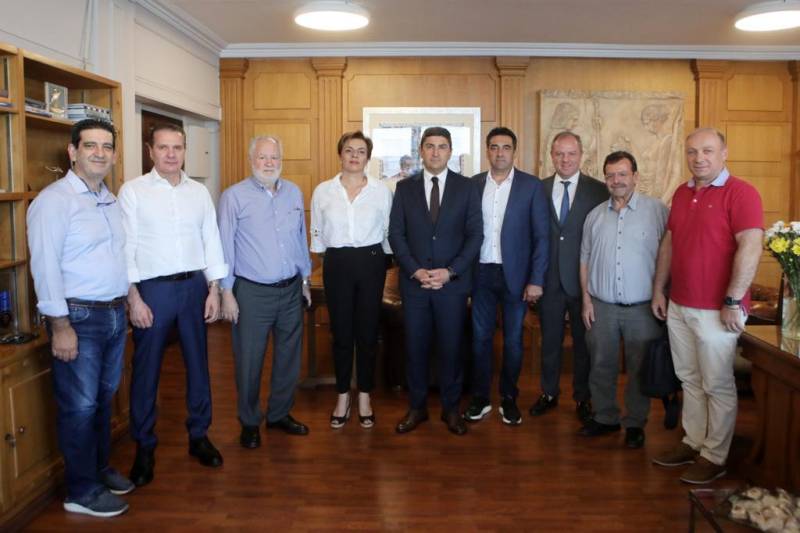 Αυγενάκης: « Σε άμεση επικοινωνία με την ΕΘΕΑΣ για την επίλυση των προβλημάτων παραγωγών και αγροτών»