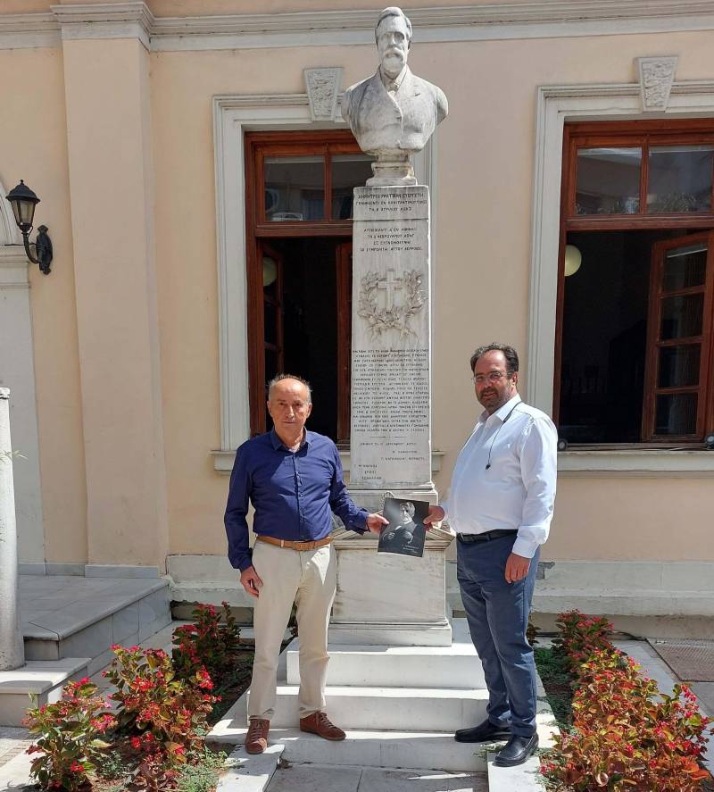 Δωρεά του βιβλίου “ΓΕΩΡΓΙΟΣ ΜΠΟΝΑΝΟΣ ΚΕΦΑΛΛΗΝ ΕΠΟΙΕΙ” στον Δήμαρχο Βέροιας