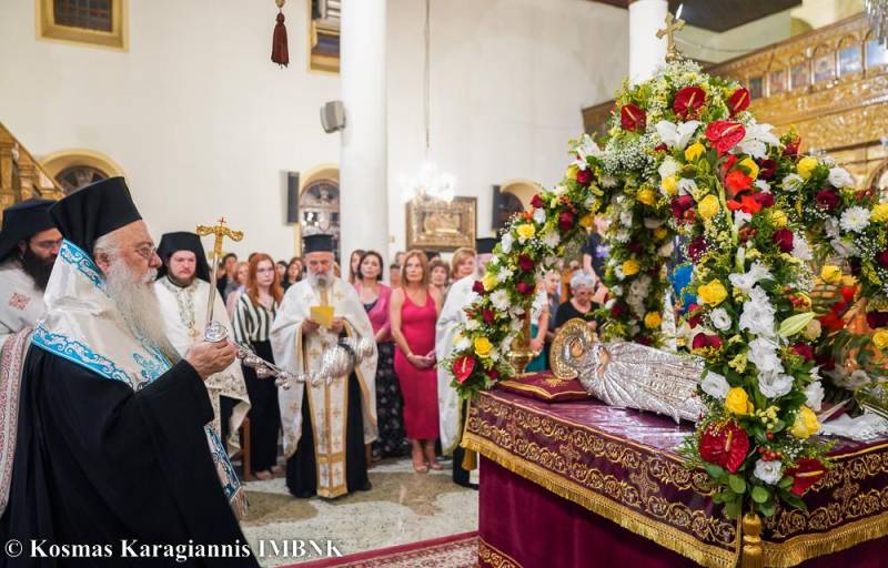 Πλήθος πιστών στον Επιτάφιο της Παναγίας στη Νάουσα