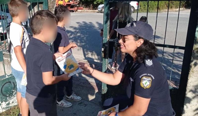 Διανομή ενημερωτικών φυλλαδίων για την οδική ασφάλεια σε σχολεία